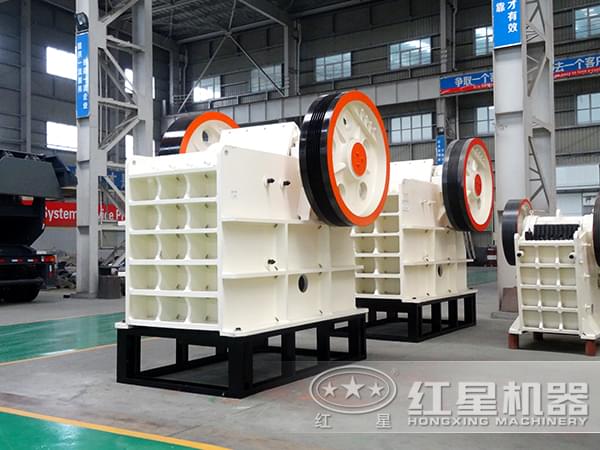 膨潤土磨粉設(shè)備顎式破碎機