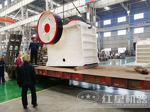 鐵礦石顎式破碎機(jī)發(fā)貨現(xiàn)場(chǎng)