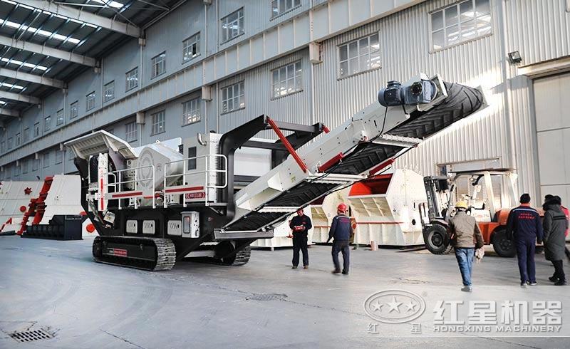 客戶到廠參觀大型磕石機(jī)