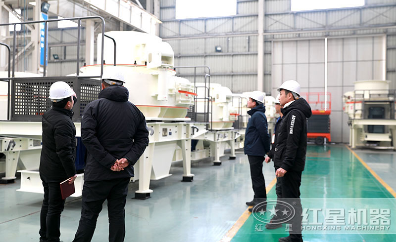 用戶參觀紅星機器人工制砂機車間